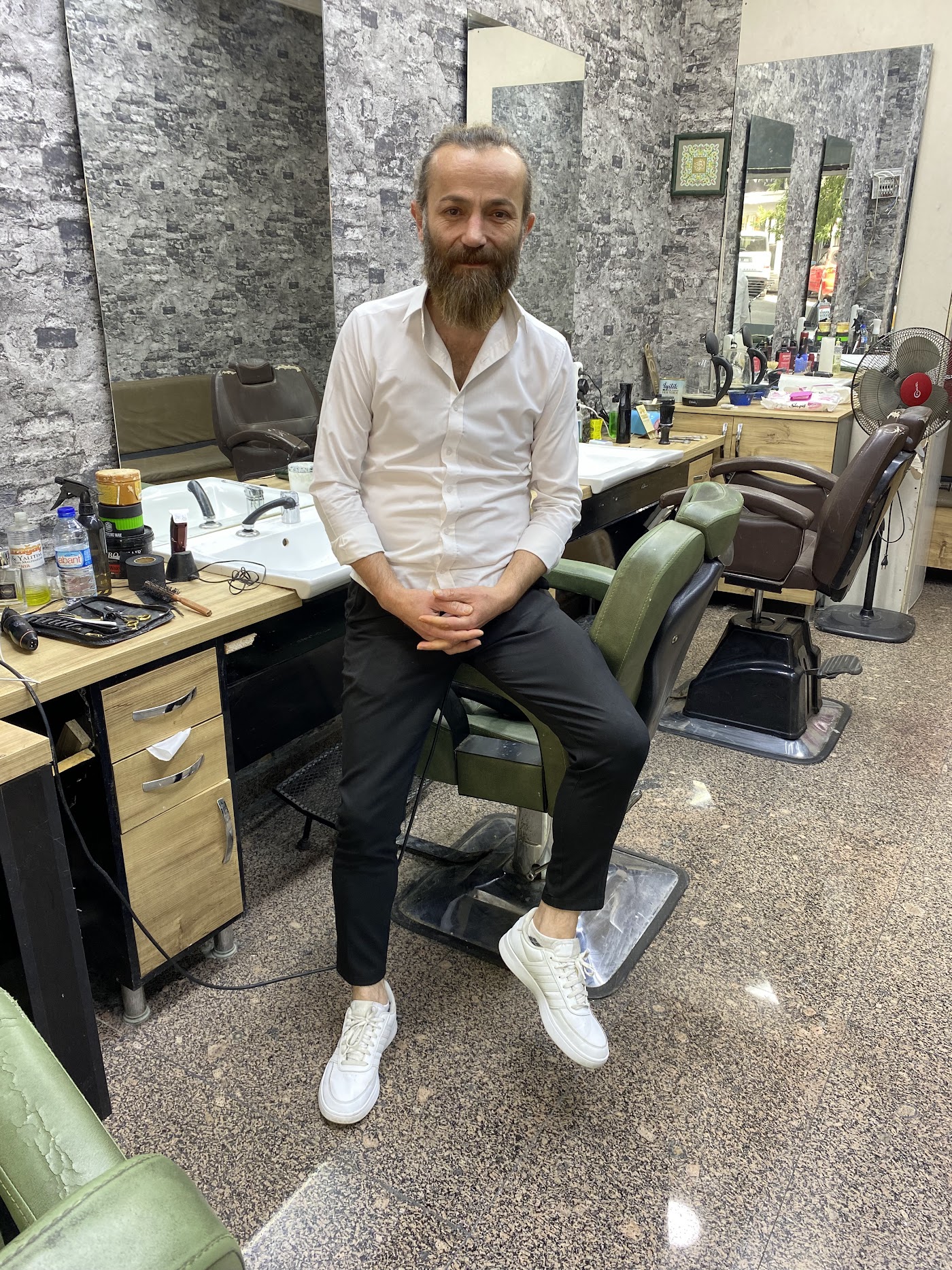 By Janti — usta ve klasik yeşil berber koltukları