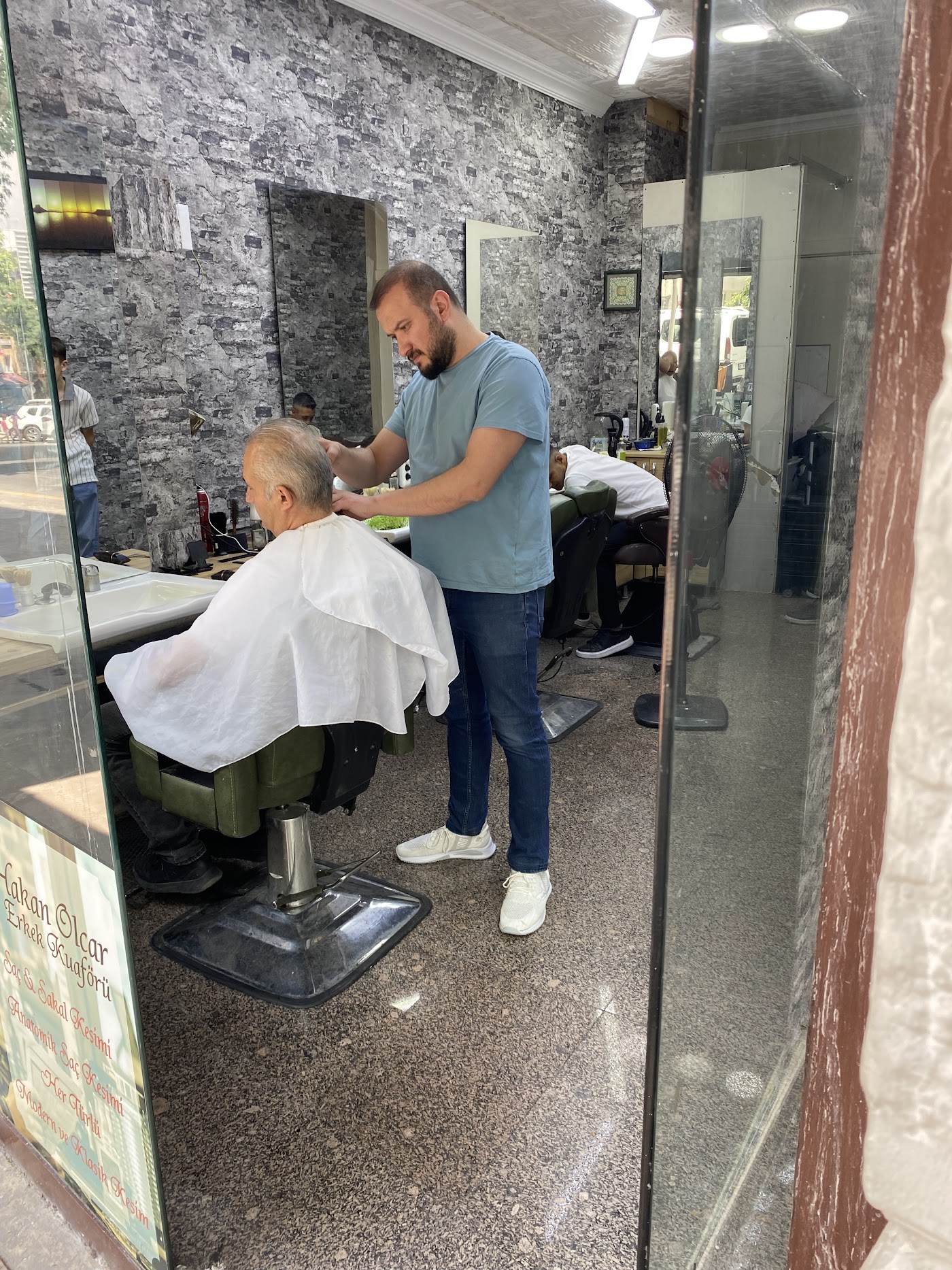 By Janti salon içi — usta çalışırken